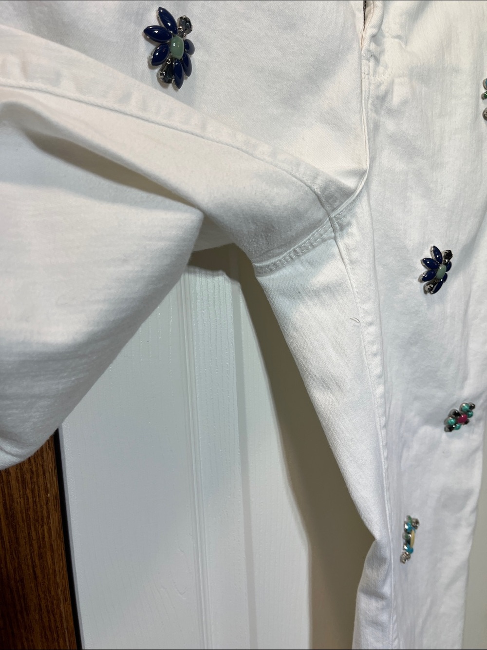 Chico’s White Floral Jeweled Front Cropped Girlfriend Jeans Size 1 (Women’s 8) - Picture 7 of 16
